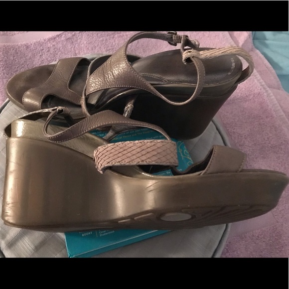 Kenneth Cole grey platform sandals - Picture 2 of 3